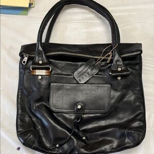 Elegant Black Leather Shoulder Bag. Argentinian leather.